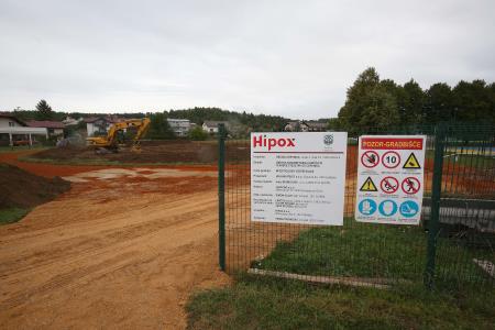 OBNOVA NOGOMETNEGA IGRIŠČA IN TEKAŠKE STEZE PRI OŠ CERKNICA 08 FOTO LJUBO VUKELIČ